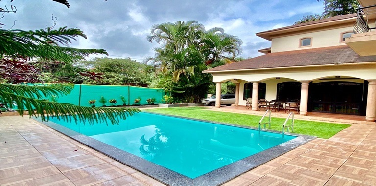 Bungalow in Goa with Swimming Pool
