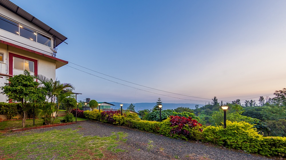 Arowana Villa in Mahabaleshwar surrounded by lush greenery and panoramic mountain views